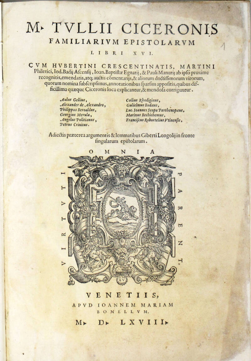 Familiarum Epistolarum Libri XVI. Cum Hubertini Crescentinatis, Martini Philetici, Iod. Badij Acensij, Ioan. Baptistae Egnatij, & Pauli Manutij ab ipso proxime recognitis... Adiectis praeterea argumentis & lemmatibus Giberti Longolij in fronte singularum