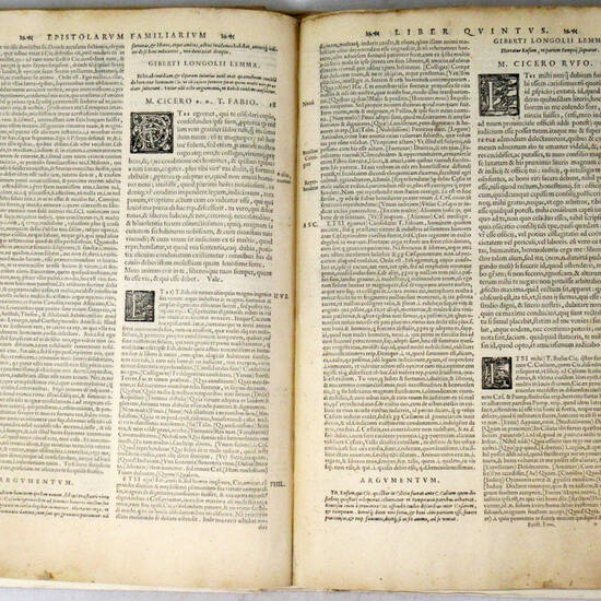 Familiarum Epistolarum Libri XVI. Cum Hubertini Crescentinatis, Martini Philetici, Iod. Badij Acensij, Ioan. Baptistae Egnatij, & Pauli Manutij ab ipso proxime recognitis... Adiectis praeterea argumentis & lemmatibus Giberti Longolij in fronte singularum